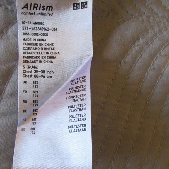 𝅺uniqlo T-Shirt - Picture 3 of 5